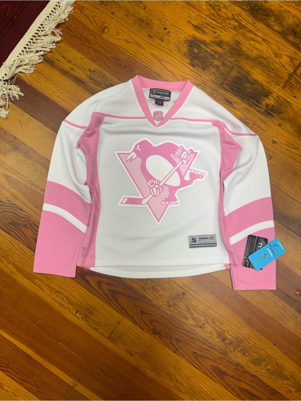 NWT Reebok Pittsburgh Penguins Pink White NHL Women’s M Hockey Jersey Y2K